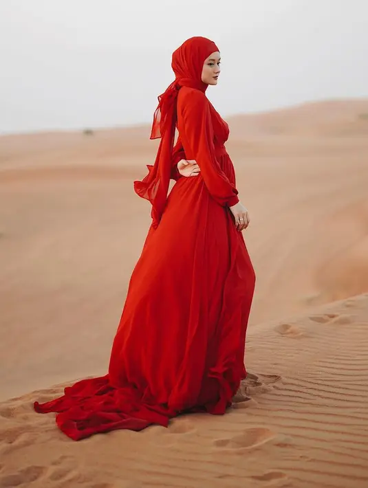 Bintang film SURAT KECIL UNTUK TUHAN ini pun terlihat begitu anggun dan menawan dalam balutan gaun dan hijab merah menyala. (Instagram/dindahw).