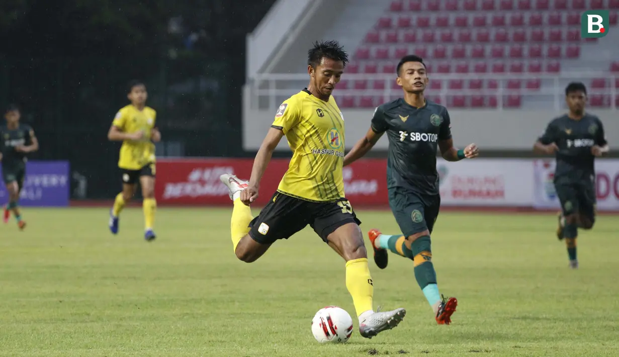 Gelandang Barito Putera, Bayu Pradana (kiri) melepaskan tendangan saat menghadapi Persikabo 1973 dalam laga matchday ke-3 Grup A Piala Menpora 2021 di Stadion Manahan, Solo, Selasa (30/3/2021). Barito Putera bermain imbang 2-2 dengan Persikabo 1973. (Bola.com/Ikhwan Yanuar)