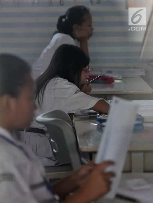 Siswa mengikuti Ujian Sekolah Berstandar Nasional (USBN) mata pelajaran Bahasa Indonesia di SD Negeri Cipinang 03, Jakarta, Senin (22/4). Siswa SD sederajat menjalani USBN mulai hari ini hingga 24 April 2019 dengan tiga mata pelajaran yang diujikan. (merdeka.com/ Iqbal S. Nugroho)