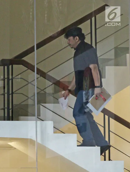 Albert Burhan menuju ruang penyidik gedung KPK untuk menjalani pemeriksaan di Gedung KPK, Jakarta, Kamis (15/3). Albert Burhan diperiksan sebagai saksi untuk tersangka Emirsyah Satar. (Liputan6.com/Herman Zakharia)