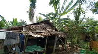 Kondisi rumah nenek Amnah, sebagian ditutupi spanduk bekas, terpal, bahkan kain. Atap rumahnya ditambal menggunakan spanduk bekas hingga anyaman bambu. (Liputan6.com/ Yandhi Deslatama)