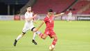 Pemain Timnas Indonesia U-22, M Ramadhan Sananta (kanan), berusaha menjebol gawang Timnas Lebanon U-22 dalam pertandingan uji coba yang berlangsung di Stadion Utama Gelora Bung Karno (SUGBK), Jakarta, Jumat (14/4/2023). (Bola.com/Abdul Aziz)