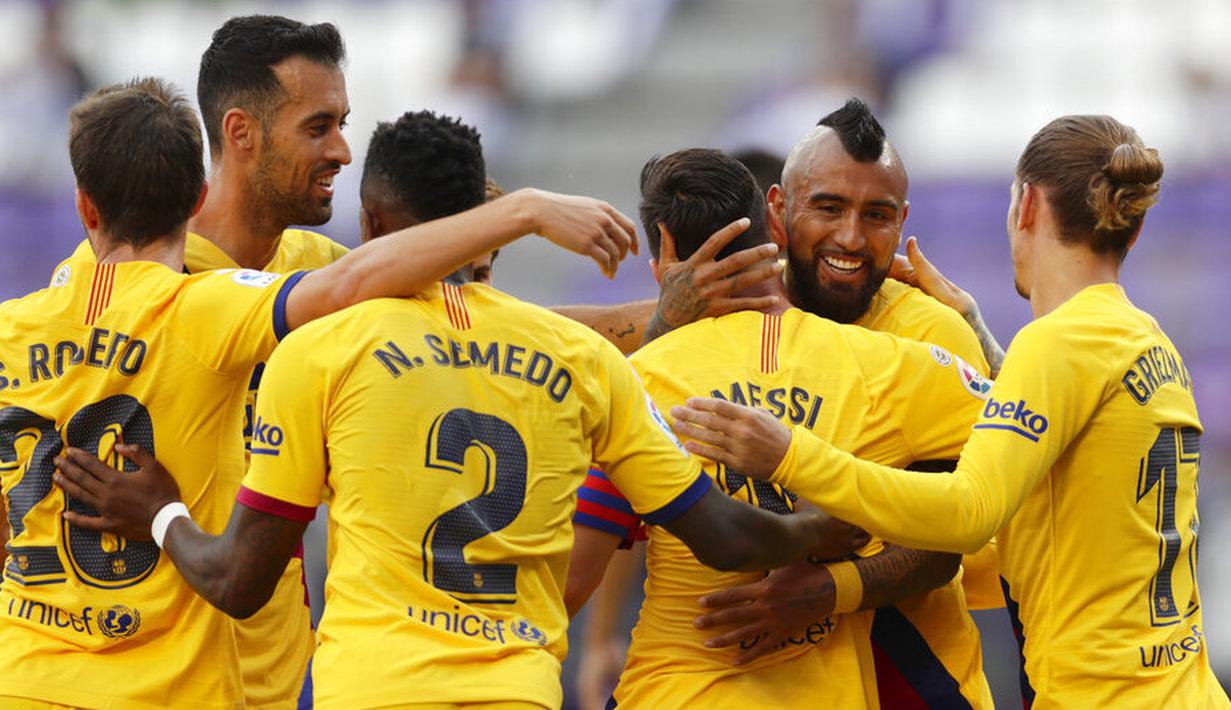 Para pemain Barcelona merayakan gol yang dicetak oleh Arturo Vidal ke gawang Real Valladolid pada laga La Liga di Stadion Jose Zorrilla, Sabtu (11/7/2020). Barcelona menang 1-0 atas Real Valladolid. (AP Photo/Manu Fernandez)