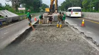 PT Jasa Marga (Persero) Tbk melalui anak usaha Jasamarga Metropolitan Tollroad (JMT) melakukan perbaikan jalan di Tol Cikampek-Purwakarta-Padalarang (Tol Cipularang). (Foto: Jasa Marga)