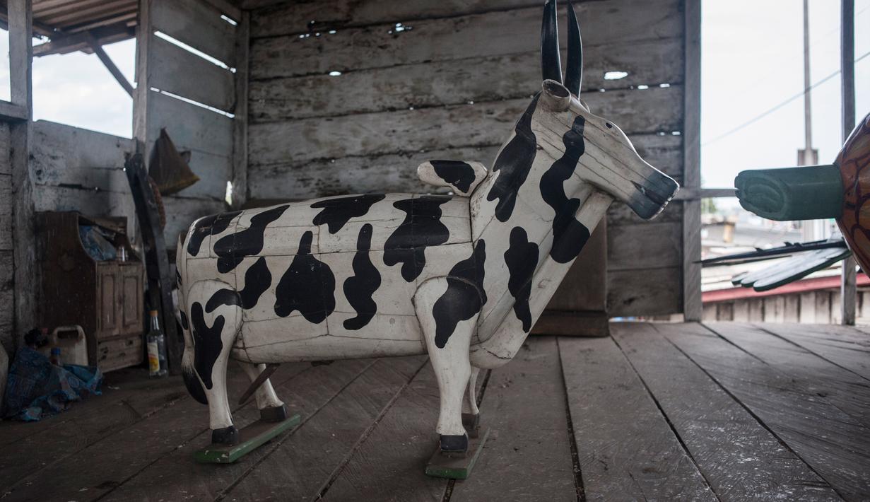 Peti mati berbentuk sapi yang dibuat oleh Hello Design Works Coffin di Accra, Ghana (10/10). Di Ghana orang yang meninggal akan dimasukan ke dalam peti mati yang melambangkan segala hal kehidupannya. (AFP Photo/Stefan Heunis)