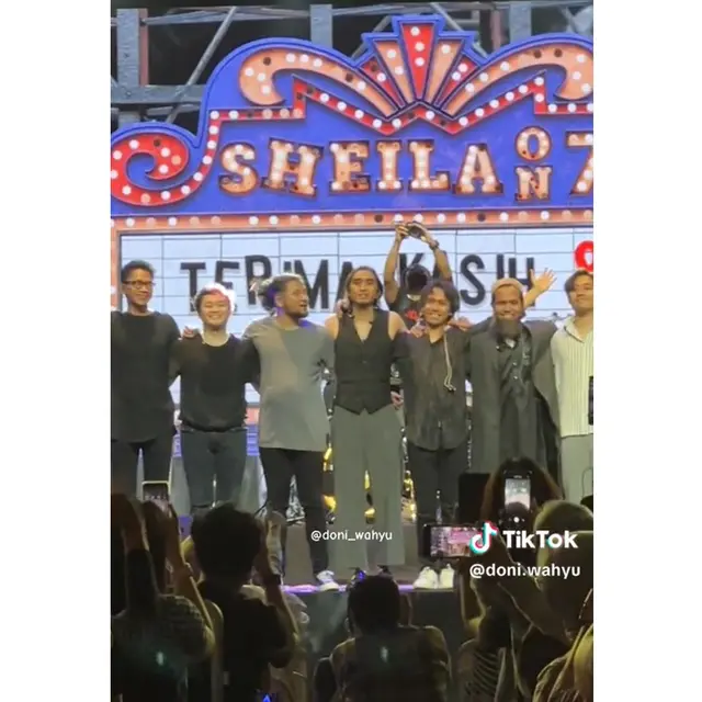 6 Momen Reuni Sheila On 7 Bareng Sakti di Konser Yogyakarta, Bikin Penonton Terharu