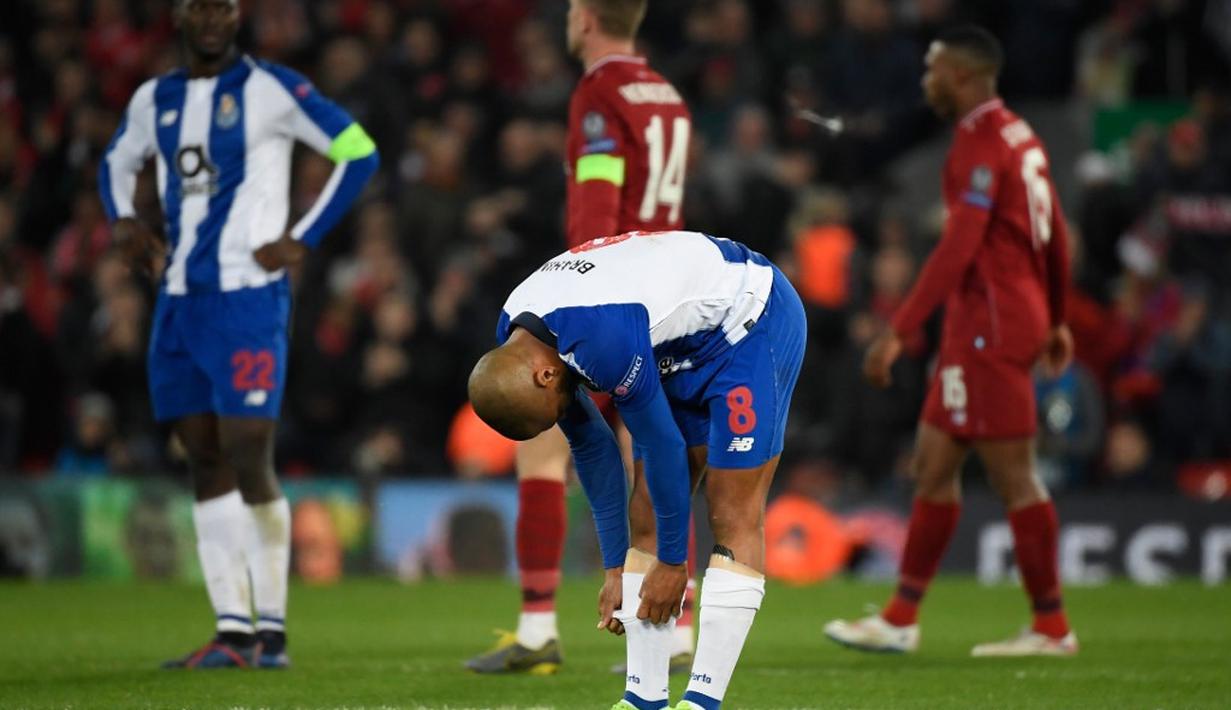Ekspresi gelandang Porto, Yacine Brahimi usai takluk di kandang Liverpool pada leg 1, babak perempat final Liga Champions yang berlangsung di Stadion Anfield, Liverpool, Rabu (10/4). Liverpool menang 2-0 atas Porto (AFP/Glyn Kirk)
