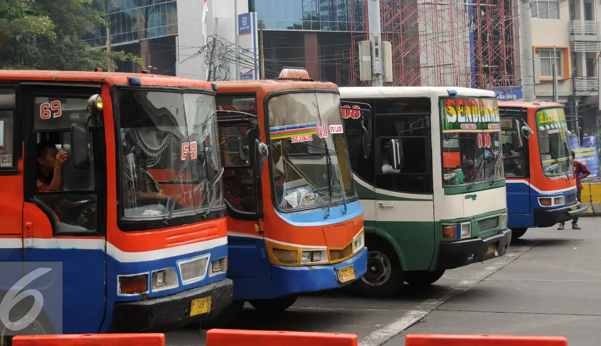  Sejumlah angkutan umum berjajar di depan terminal Blok M Jakarta, Kamis (31/3/2016). Pemerintah berencana menurunkan tarif angkutan umum pasca penurunan harga BBM, 1 April mendatang. (Liputan6.com/Helmi Fithriansyah)