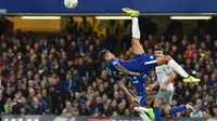 Pemain Chelsea Kenedy melakukan tendangan akrobatik saat menghadapi Everton pada putaran keempat Piala Liga Inggris di Stamford Bridge, London, Rabu (25/10/2017). (AFP/Glyn Kirk)
