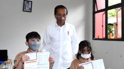 Presiden Joko Widodo foto bersama siswa saat meninjau langsung vaksinasi Covid-19 bagi anak-anak usia 6-11 tahun yang digelar di Kompleks SDN Cideng, Gambir, Jakarta, Rabu (15/12/2021). (Foto: Lukas-Biro Pers Sekretariat Presiden)