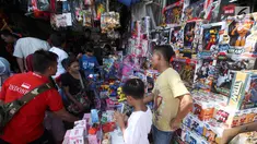 Suasana saat warga membeli mainan di Pasar Gembrong, Jakarta, Selasa (19/6). Libur Lebaran dimanfaatkan sejumlah anak-anak untuk berburu mainan di Pasar Gembrong. (Liputan6.com/Angga Yuniar)