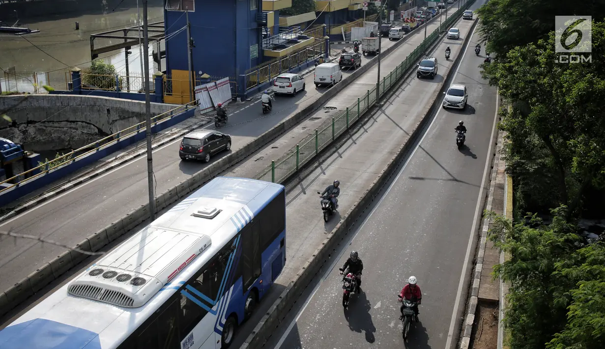 Sejumlah mobil pribadi dan sepeda motor melintas di jalur Transjakarta di Jalan Galunggung, Jakarta, Kamis (7/2). Pelanggaran lalu lintas tersebut disebabkan kurangnya disiplin dan kepatuhan hukum dari pengguna jalan. (Liputan6.com/Faizal Fanani)