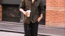 Aktor tampan Refal Hady tampil menawan selama di Amerika Serikat bersama rombongan Erigo. Ia mengenakan kemeja dengan detail kantung warna dark grey, dipadukan dengan celana jogger hitam, dan sepatu boots warna senada. (Instagram/refalhady).