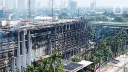 Foto udara gedung utama Gedung Kejaksaan Agung Republik Indonesia usai kebakaran hebat di Jakarta, Minggu (23/8/2020). Kebakaran selama 11 jam menyebabkan gedung utama Kejaksaan Agung, baik sayap kanan maupun kiri, hangus terbakar. (Liputan6.com/Faizal Fanani)