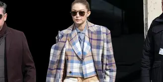 Ini adalah statement coat dengan corak berani yang pernah terlihat dikenakan Gigi Hadid. Dari houndstooth hingga motif kotak-kotak-kotak, warna cerah hingga tekstur beludru, coat ini akan membuat penampilanmu sempurna secara keseluruhan. Foto: Bustle.