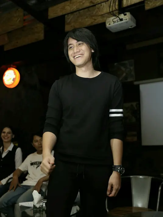 "Saya sangat mempedulikan fashion. Kebetulan inout pas saya lihat di medsos modelnya kece-kece. Yang saya suka dari in out, warnanya. Saya kan suka yang minimalis, jadi suka banget," paparnya. (Galih W. Satria/Bintang.com)