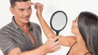 Ingin tahu seperti apa langkah-langkah makeup menurut Mario Dedivanovic, makeup artist dari Kim Kardashian? Simak di sini. Sumber foto: Instagram Mario.