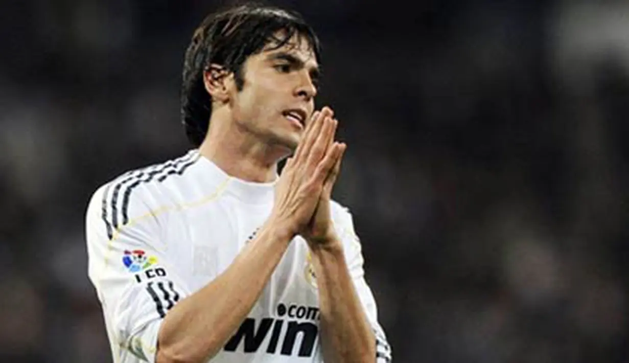 Kekecewaan bintang Real Madrid, Kaka, di laga babak 32 besar Copa del Rey melawan AD Alcorcon di Santiago Bernabeu, 10 November 2009. Madrid kalah agregat 1-4. AFP PHOTO / JAVIER SORIANO 