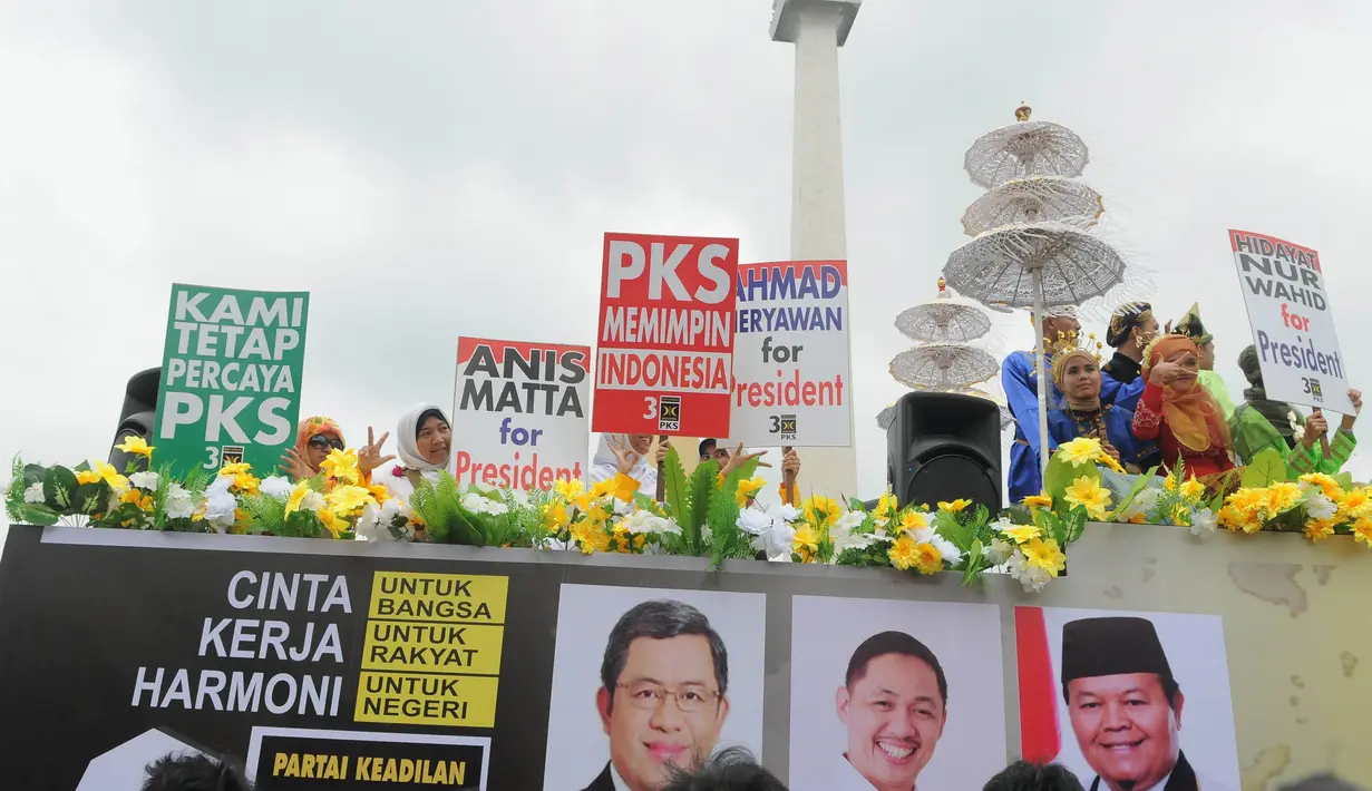  Kendaraan PKS yang dihias cukup semarak berhias kumpulan foto tokohnya tak ketinggalan mengikuti pawai (Liputan6.com/Herman Zakharia).