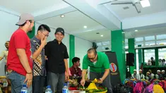 Para kru dan pemain ABG Jadi Manten menggelar acara berbagi bersama 150 anak yatim di Petamburan, Jakarta, Selasa (5/8/14). (Liputan6.com/Andrian M Tunay)