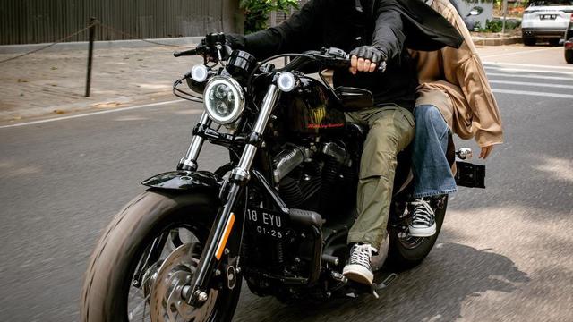 Natasha Rizky dibonceng naik moge oleh Dian Ayu istri Ananda Omesh (Foto: instagram natasharizkynew)