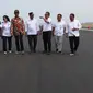 Menhub, Budi Karya Sumadi (kelima kiri) saat meninjau Bandara Internasional Yogyakarta, Kulon Progo, Rabu (24/4). Progres pembangunan Bandara Internasional Yogyakarta hampir 100 persen, sementara progres pembangunan keseluruhannya termasuk domestik mencapai 47 persen. (Liputan6.com/Helmi Fithriansya