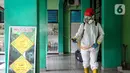 Petugas PMI menyemprotkan disinfektan di SMPN 97 Jakarta, Kamis (3/2/2022). Pemerintah Provinsi DKI Jakarta mengeluarkan kebijakan untuk memberhentikan PTM di tengah melonjaknya kasus COVID-19 di DKI Jakarta. (Liputan6.com/Faizal Fanani)