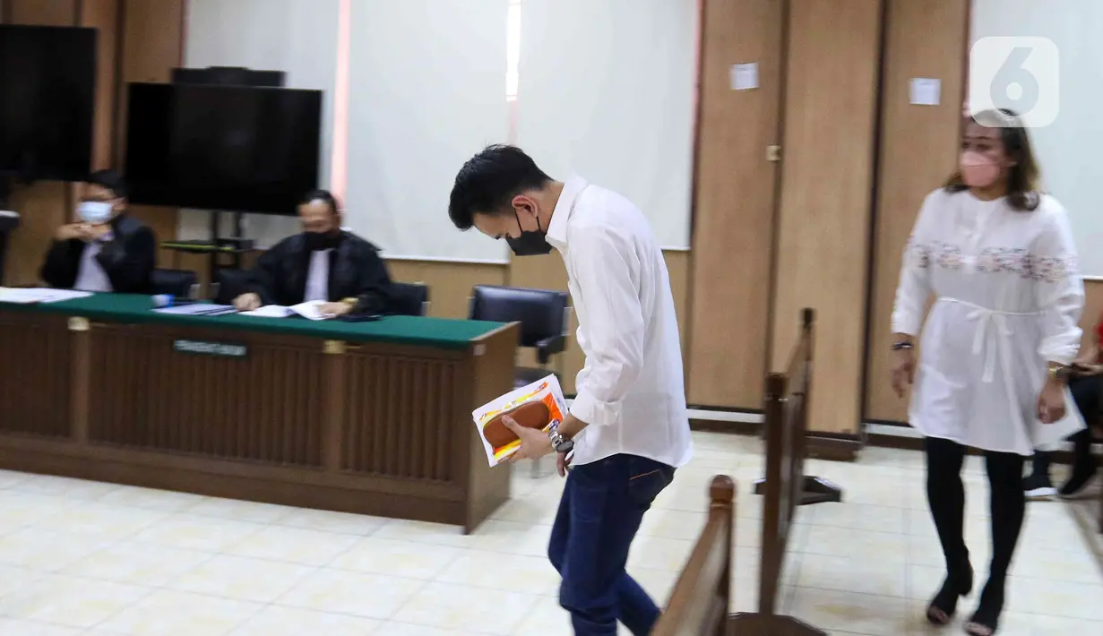 Terdakwa kasus pelanggaran UU ITE Adam Deni menjalani sidang di Pengadilan Negeri Jakarta Utara, Selasa (7/6/2022). Adam Deni menjalani sidang lanjutan atas dugaan pelanggaran UU ITE yang beragendakan pembacaan nota pembelaan atau pledoi atas tuntutan 8 tahun penjara dari Jaksa Penuntut Umum (JPU). (Liputan6.com/Herman Zakharia)