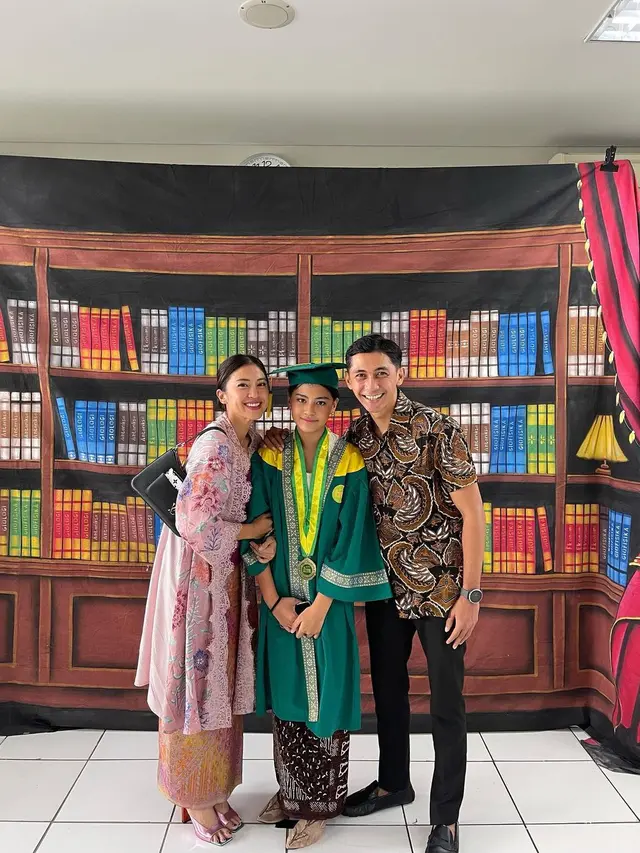 Tyna Dwi Jayanti dan Kenang Mirdad hadir dalam wisuda anak mereka (Foto: Instagram @tynadwijayanti)