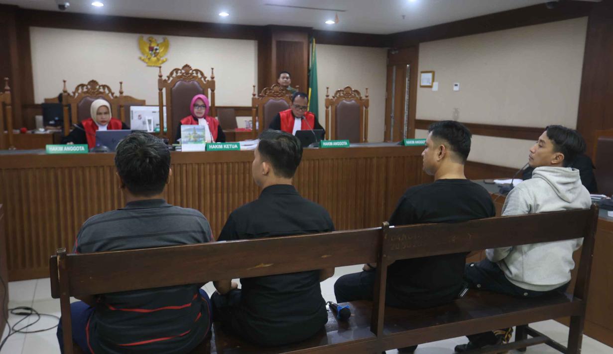 Ada empat saksi verbalisan dari kepolisian yang dihadirkan dalam sidang tersebut. Tampak dalam foto, empat saksi verbalisan dihadirkan saat sidang dugaan peredaran narkotika di Rumah Tahanan (rutan) Salemba dengan terdakwa Muhammad Ammar Akbar alias Ammar Zoni (kanan) di Pengadilan Negeri (PN) Jakarta Pusat, Kamis (15/1/2025). (KapanLagi.com/Budy Santoso)