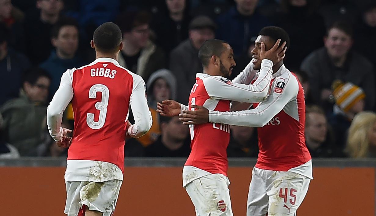 Striker Arsenal, Theo Walcott, merayakan gol yang dicetaknya ke gawang Hull City dalam partai ulang putaran kelima Piala FA di Stadion KC, Hull City, Rabu (9/3/2016) dini hari WIB. (AFP/Paul Ellis)
