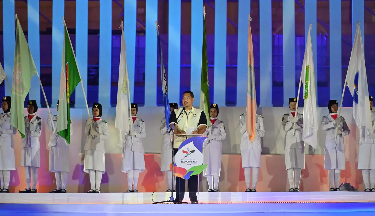 Menteri Pemuda dan Olahraga, Dito Ariotedjo menyampaikan sambutan dalam Upacara Penutupan Pekan Paralimpiade Nasional XVII di Stadion Manahan, Solo, Jawa Tengah, Minggu (13/10/2024). (PB PEPARNAS XVII/Agung Supriyanto)