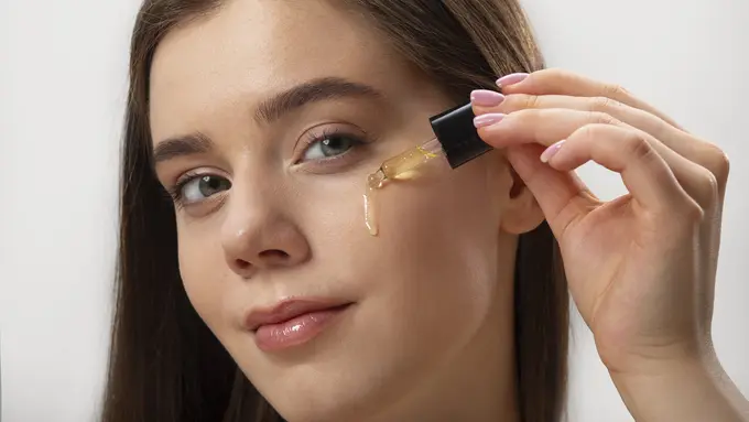 Panduan Kombinasi Layering Serum yang Aman dan Efektif untuk Kulit Wajah - Cover