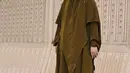 Natasha Rizky mengenakan abaya warna hijau army dipadukan dengan khimar warna serasi. [@natasharizkynew]
