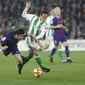 Gelandang Barcelona, Sergi Roberto, dijatuhkan gelandang Real Betis, Andres Guardado, pada laga La Liga Spanyol di Stadion Benito Vilamarin, Sevilla, Minggu (21/1/2018). Betis kalah 0-5 dari Barcelona. (AP/Miguel Morenatti)