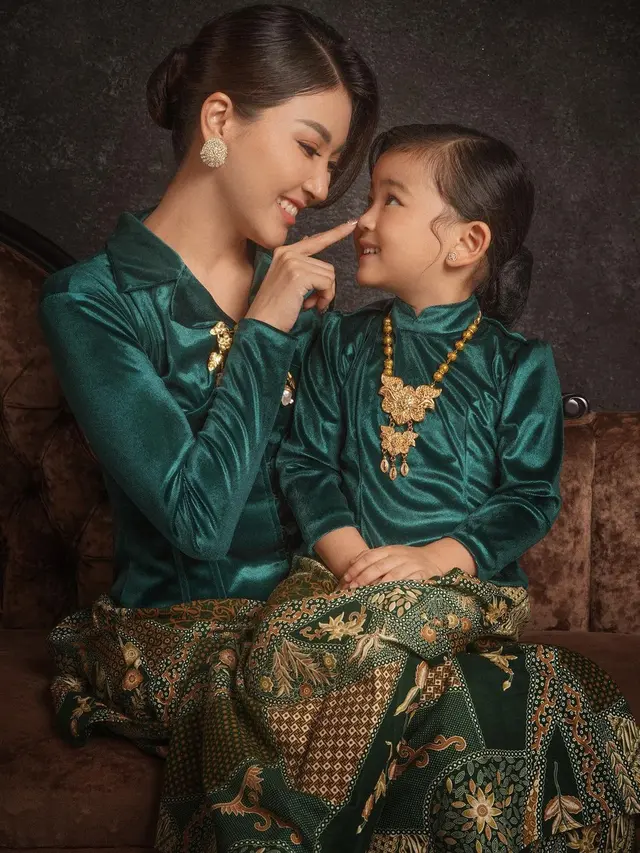 Sarwendah berbusana seperti keluarga keraton (Instagram/sarwendah29)