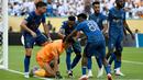 Kiper Al Hilal, Yassine Bounou (tengah) melakukan selebrasi dengan rekan setimnya setelah menggagalkan tendangan penalti pemain Real Madrid, Federico Valverde dalam laga Grup H Piala Dunia Antarklub 2025 melawan Real Madrid di Hard Rock stadium, Miami, Amerika Serikat, Kamis (19/06/2025) WIB. (AFP/Patricia De Melo Moreira)