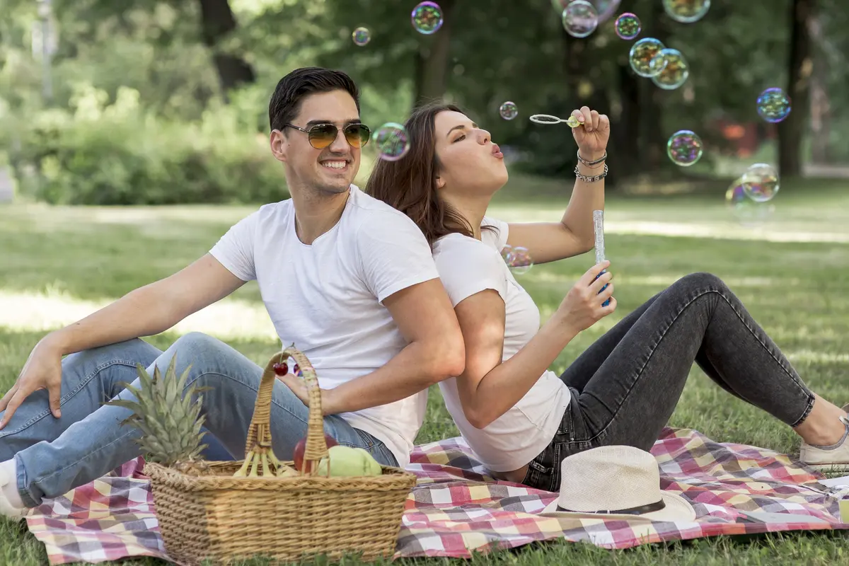 pasangan cinta kencan