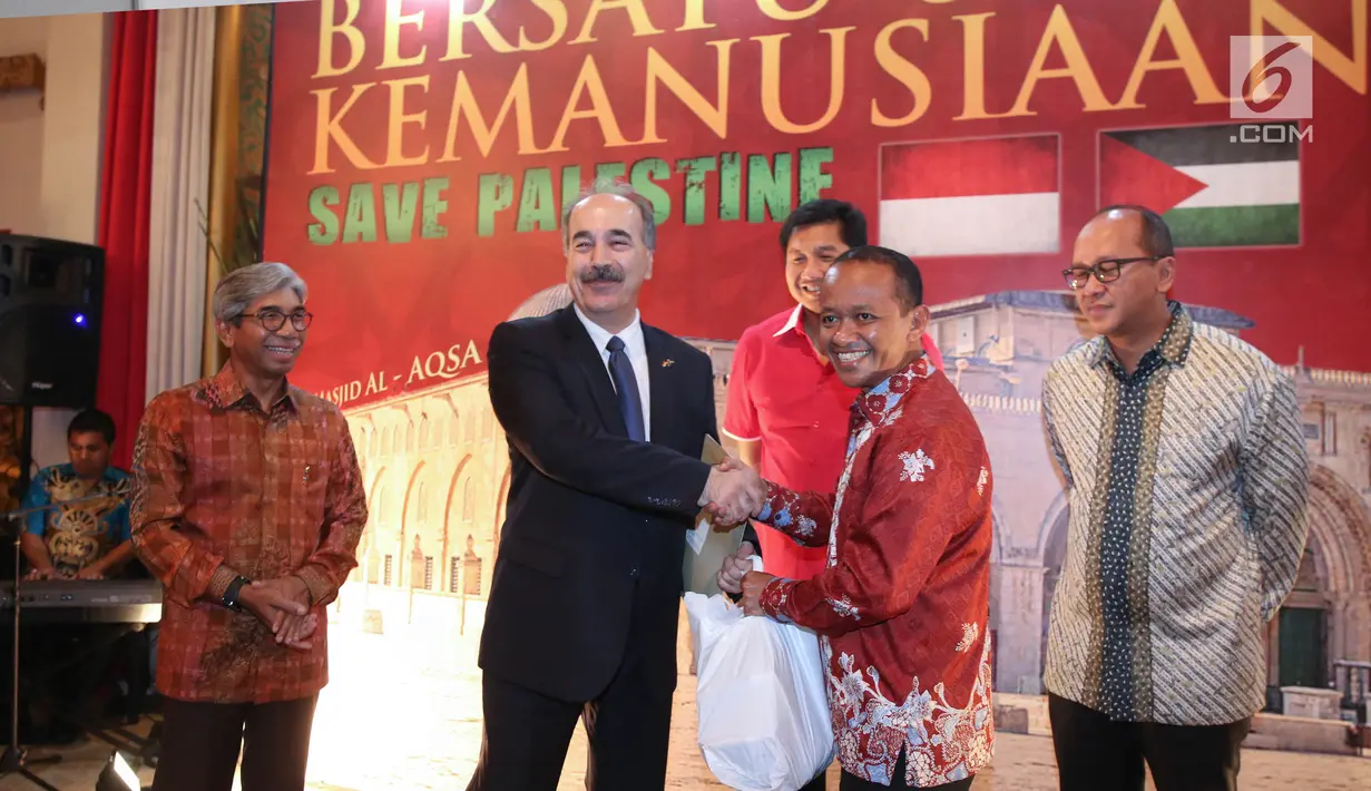 Ketua HIPMI Bahlil Lahadalia menyerahkan bantuan secara simbolis kepada Wakil Dubes Palestina Taher Ibrahim Hamad acara penggalangan dana untuk Palestina di Jakarta (8/15). (Liputan6.com/Faizal Fanani)