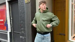 Ole Romeny tak hanya jago mencetak gol di lapangan hijau, tetapi juga memiliki pesona yang menarik perhatian di luar lapangan. Lahir di Nijmegen, Belanda, pada 20 Juni 2000, Ole, atau lengkapnya Ole Lennard ter Haar Romeny, memulai karier sepak bolanya sejak usia muda. (Liputan6.com/IG/@oleromeny)