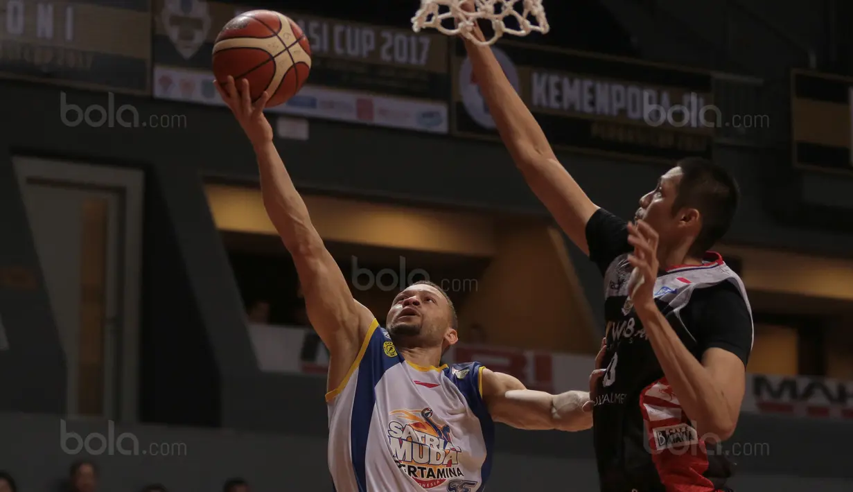 Pebasket Satria Muda, Bridgewaters Karell (kiri) mencoba memasukan bola saat melawan Aspac Jakarta pada laga Perbasi Cup 2017 di Sports Mall, Kelapa Gading, Jakarta, (09/11/2017). Satria Muda menang 86-79. (Bola.com/Nick Hanoatubun)
