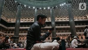 Dalam kesempatan itu para jemaah melakukan berbagai kegiatan ibadah untuk memperbanyak amalannya. (merdeka.com/Nanda F. Ibrahim)
