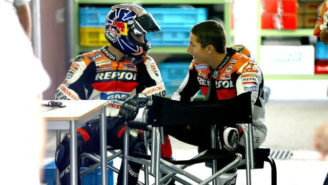 Dani Pedrosa (kiri) dan Nicky Hayden.