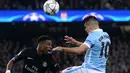 Pemain PSG, Serge Aurier (kiri), berebut bola dengan pemain Manchester City, Sergio Aguero, pada leg kedua perempat final Liga Champions di Stadion Etihad, Manchester, Rabu (13/4/2016) dini hari WIB. (AFP/Oli Scarff)