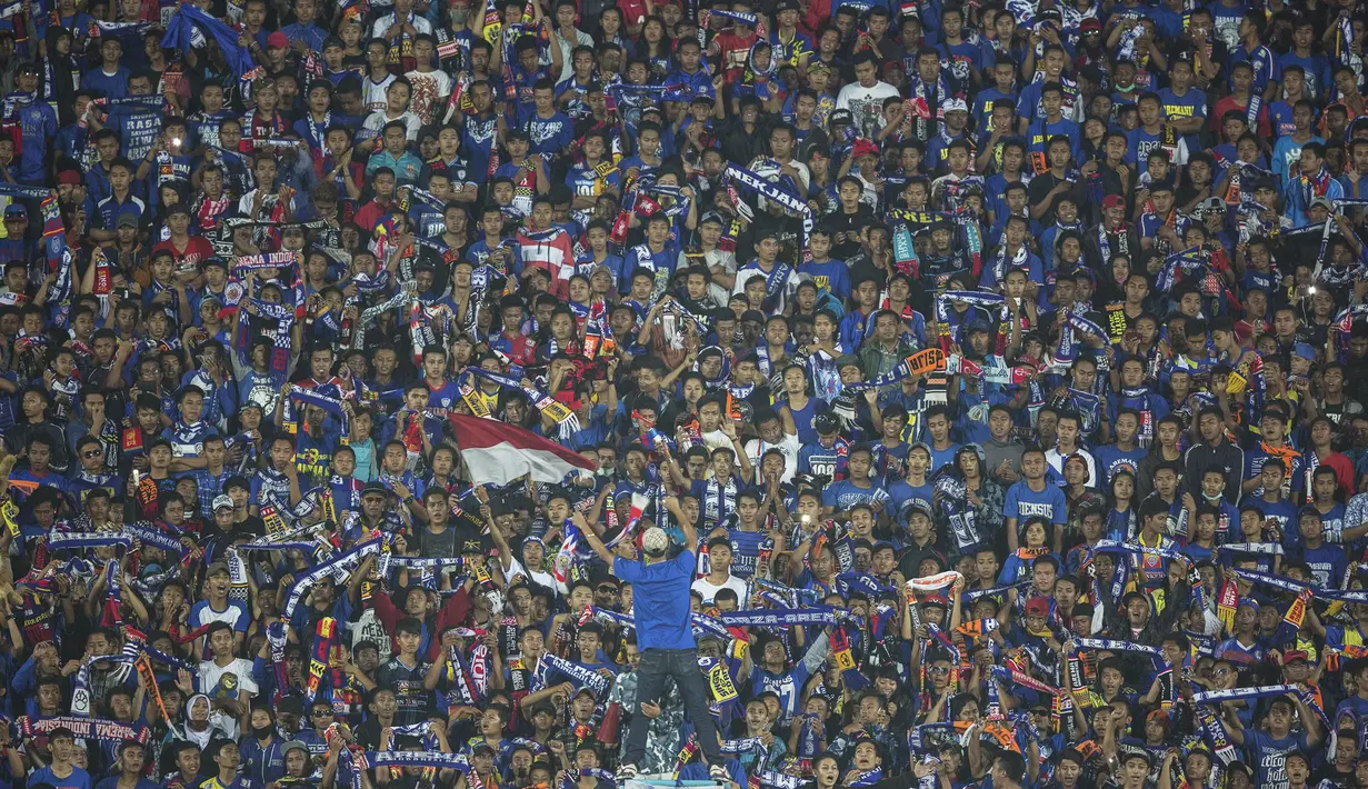 Ribuan Aremania menyaksikan laga Arema Cronus melawan Bali United pada laga perempat final Piala Presiden di Stadion Kanjuruhan, Malang, Sabtu (19/9/2015). (Bola.com/Vitalis Yogi Trisna)