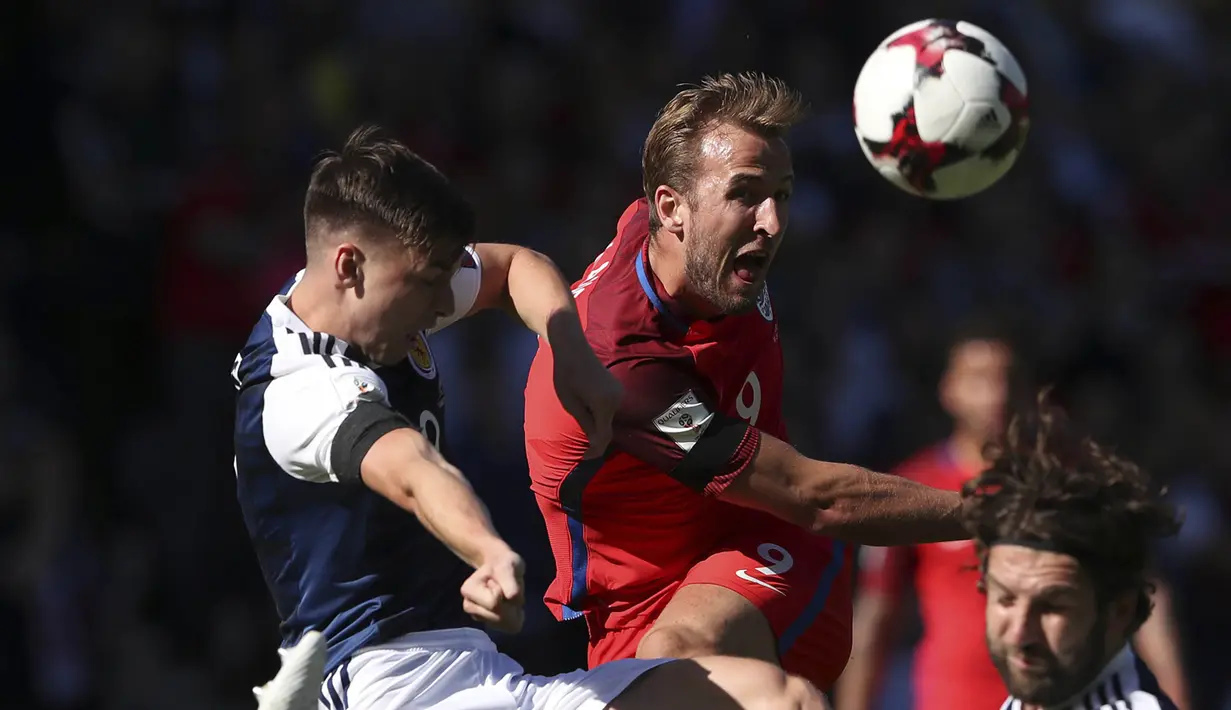 Striker Inggris, Harry Kane, berebut bola dengan bek Skotlandia, Kieran Terney pada kualifikasi Piala Dunia 2018 di Hampden Park, Sabtu (10/6/2017). Skor berakhir imbang 2-2. (AP/Scott Heppell)