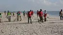 Para sukarelawan mengumpulkan sampah di sepanjang Pantai Kawe di Dar es Salaam, Tanzania (19/9/2020). Ratusan orang di seluruh kota tersebut berpartisipasi dalam upaya pembersihan sampah di pantai untuk memperingati Hari Bersih-Bersih Sedunia. (Xinhua)