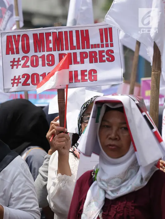 Gerakan Perempuan Milenial Indonesia (Permisi) mengangkat poster saat menggelar aksi di Gedung Bawaslu, Jakarta, Rabu (12/9).  Mereka meminta Bawaslu turun tangan menyetop politisasi emak-emak di Pilpres 2019. (Merdeka.com/Imam Buhori)