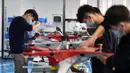 Para staf merakit drone di Tianjin i-Kingtec Co., Ltd., Kota Tianjin, China, 1 Desember 2020. Kawasan Baru Binhai di Tianjin telah secara aktif menggenjot perkembangan industri drone dalam beberapa tahun terakhir dengan mendorong inovasi di kalangan perusahaan lokal. (Xinhua/Zhao Zishuo)