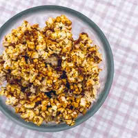 popcorn karamel/copyright: unsplash/john tecuceanu